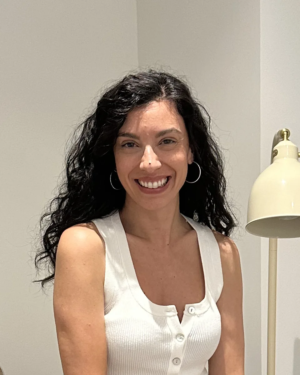 Natalia Pitarch sonriendo en la consulta de Alcalá de Henares